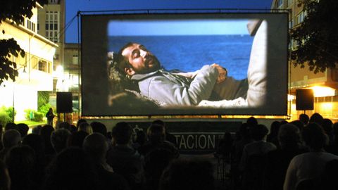 Imagen de archivo de la proyecci&oacute;n de la pel&iacute;cula &laquo;Los lunes al sol&raquo; en una plaza de Carballo.
