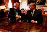 O reitor e o alcalde de Ponteceso e presidente da Fundaci�n Pondal, na firma do convenio.