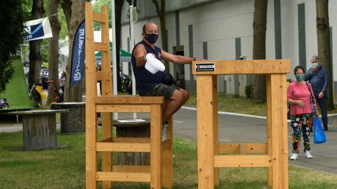 Un hombre posa para una foto mientras visita la Feria Internacional de Muestras (Fidma) de Gij�n 