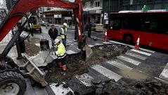 Los operarios, arreglando la tuber�a