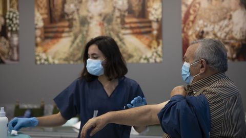 Un hombre se vacuna de la gripe en Sevilla