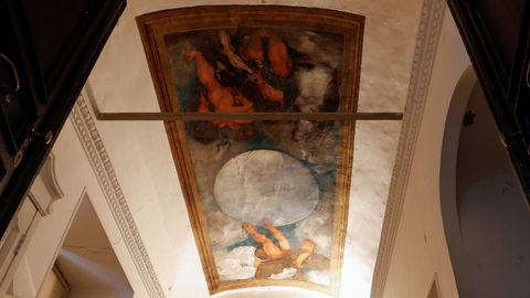 Una pintura de Caravaggio valorada en 310 millones de euros. El cardenal Del Monte, diplom�tico y mecenas, encarg� en 1597 a Caravaggio, que ten�a 20 a�os, que pintara el techo de un peque�o cuarto que usaba como laboratorio de alquimia. El mural, de 2,75 metros de ancho, fue pintado al �leo sobre el yeso y compone una escena aleg�rica con los dioses J�piter, Neptuno y Plut�n representando la transformaci�n del plomo en oro. Caravaggio coloc� su propio rostro y cuerpo en cada una de las tres figuras. 