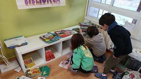 Alumnos en la escuela unitaria de Casalonga, en Teo