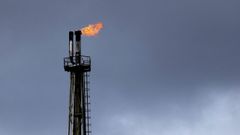 Torre de una refiner�a alemana procesando crudo.