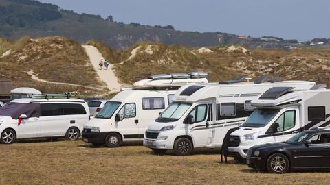 Autocaravanas estacionadas durante el mes de agosto en un párking ubicado próximo a la costa.