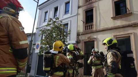 Los bomberos de Santiago, que solo contaban con cuatro efectivos en el parque, tuvieron que esperar a los refuerzos de Ordes y Bri�n