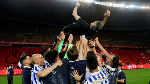 Imanol, manteado por sus futbolistas a la conclusi�n del partido ante el Athletic