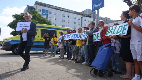 Los manifestaron formaron con letras un reivindicativo �Aparcadoiro de balde xa�