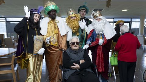 Los usuarios de la residencia de mayores de Vimianzo tambi�n recibieron a los Reyes Magos