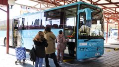 Estaci�n de autobuses de Carballo. Ra�l Reig�a (Malpica, 19 a�os) esperaba ayer al mediod�a en el entorno para regresar a casa de las clases en el Isidro Parga Pondal. Es para lo que m�s usa la tarjeta Xente Nova. Lamenta tener que aguardar 45 minutos para hacer el viaje de vuelta. A veces va a A Coru�a y ahorra, relat�