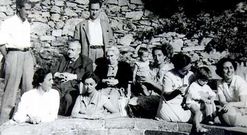 El pintor, rodeado de su familia, en el pazo de Sergude (Ponteceso), donde realiz� muchas de sus obras.