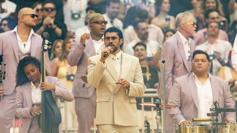 Bad Bunny luci� un traje de color crema en la primera parte del concierto, junto a unas  gafas de sol tintadas de p�rpura