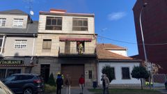 Un momento de los trabajos de extinci�n del incendio, que se origin� en una estancia de la primera planta del inmueble