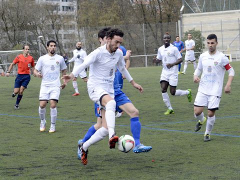 El zaguero Borja corta el bal�n antes de que llegue al punta. 