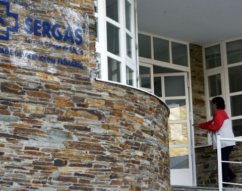 Fachada del centro de salud de Folgoso. 