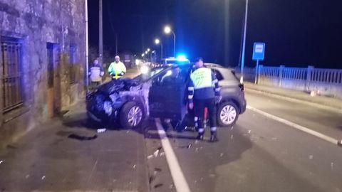 El coche, que impact� contra la acera tras llevarse tambi�n por delante a un tractor, en la carretera N-640.