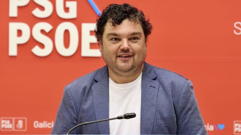 El diputado Julio Torrado, este mi&eacute;rcoles durante la rueda de prensa convocada por el PSdeG en Santiago. 