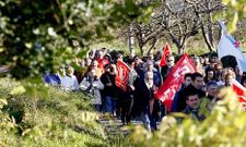 Trabajadores, familiares, vecinos y sindicalistas marcharon ayer entre la f�brica y el concello.