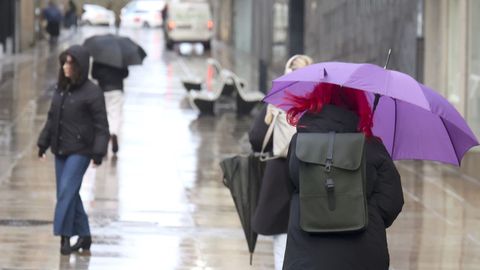 El uso de paraguas no result&oacute; sencillo por el viento