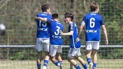 Diego Men�ndez, Osky y Yayo celebran con Xavi Sola uno de los goles del Vetusta