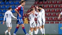 Los jugadores del Berganti�os celebran el tanto de Dar�o Germil.