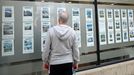 Un hombre se para delante del escaparate de una inmobiliaria en Pobra do Caramial