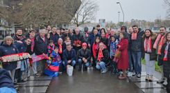 Homenaje a Manolo Preciado de aficionados de Sporting y Levante