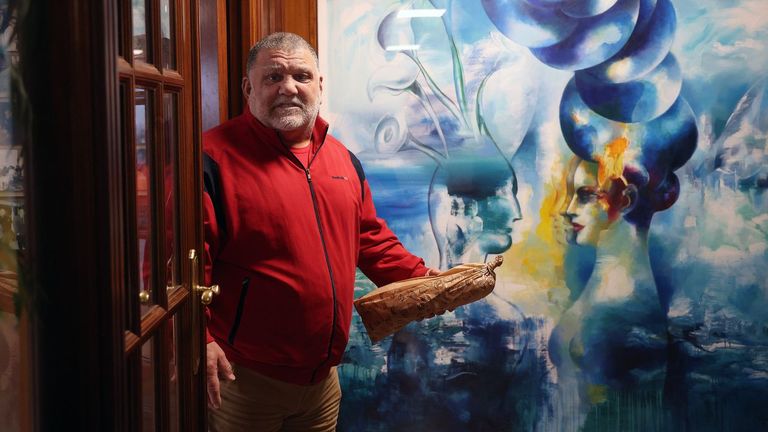 López sufrió una grave caída embarcado que derivó en cuatro operaciones de espalda  y una invalidez