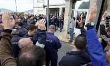 Imagen de archivo de una asamblea con votaci�n a mano alzada celebrada en Ferrol.