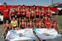 <span lang= es-es >Campeon�simas</span>. Las remeras de Cabo da Cruz se alzaron con la Bandera Concello de A Pobra y con la insignia que las coloca como campeonas de la Liga Galega de Tra��as Femenina del a�o 2015