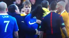 Pelea entre jugadores del Glasgow Rangers y Motherwell