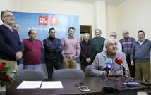 De izquierda a derecha: Alfredo Garc�a, Miguel Bautista, Jos� Manuel Gonz�lez, Enrique �. Barreiro, Rafael L�pez, Ra�l Fern�ndez, Luis F. Gudi�a, Mag�n Fern�ndez, Evaristo Garc�a y Jes�s Salgado. Sentado, Fernando Fern�ndez, responsable comarcal del PSOE. 