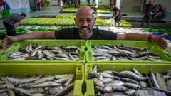 O coci�eiro I�aki Bretal na lonxa de Ribeira