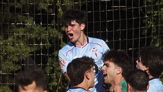 Anxo Rodr�guez, celebrando el gol de Hugo Gonz�lez en el Celta Fortuna - �vila.
