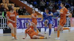 Cris Blanco, Laura Barranco y Silvia Rubal intentan cortar un disparo de la murciana To�i. 