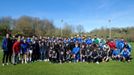 La plantilla del Real Oviedo, en El Requexn, con unos jvenes futbolistas de Canad