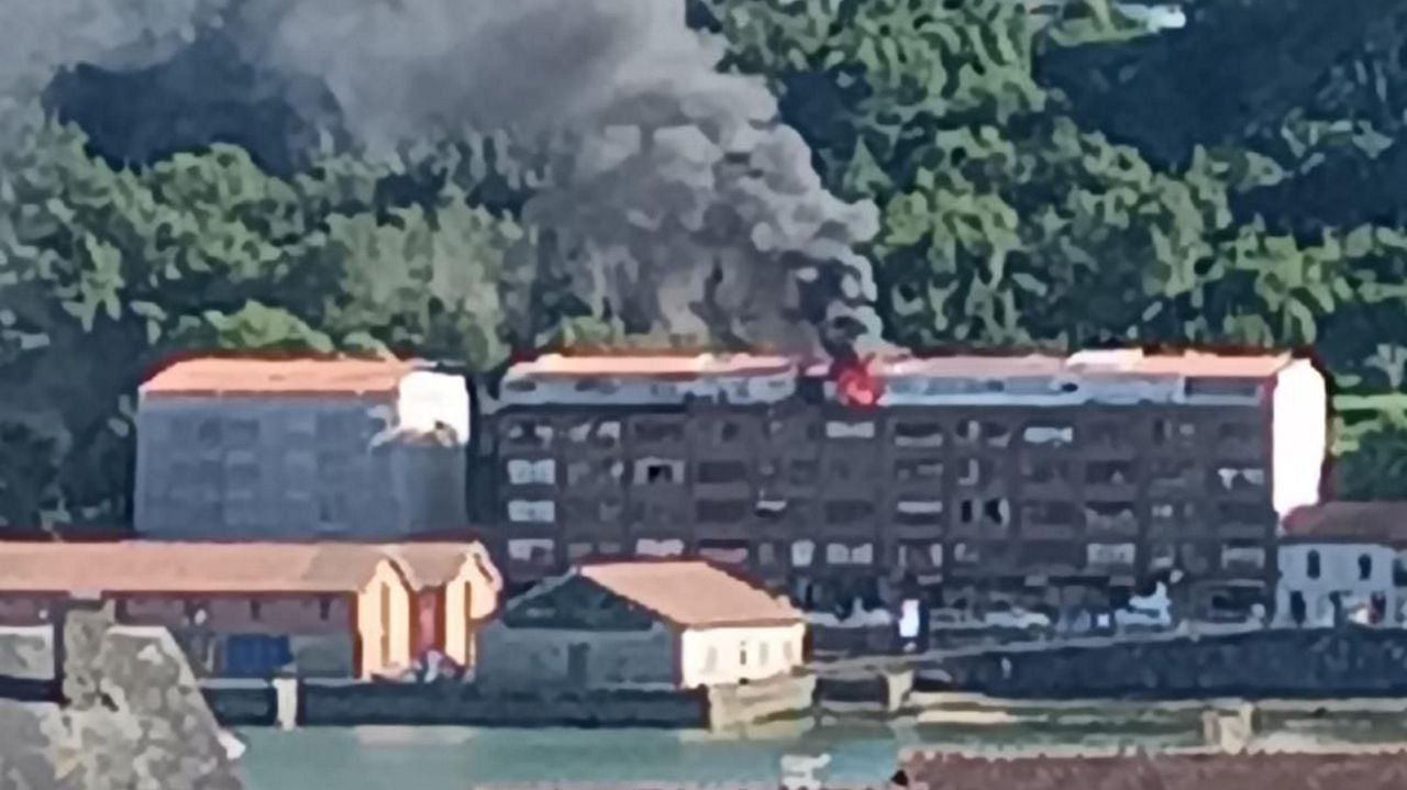 Desalojado un edificio a causa de un incendio en el centro de Muros