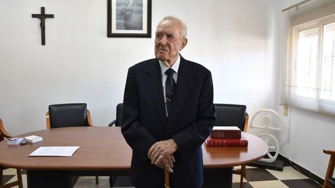 Jos� Antonio Torres, de 98 a�os, posa con el bast�n de mando