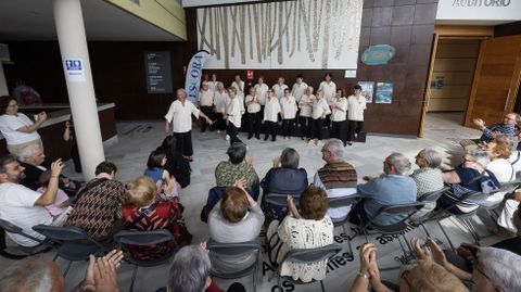 Un intre das intervenci�ns dos coros na Casa da Cultura de Vimianzo 