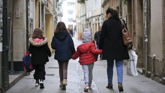 Una familia con ni�os caminando por las calles de Lugo.