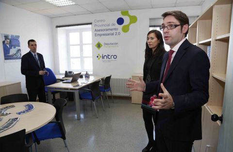El jefe de nuevas tecnolog�as de la Diputaci�n, Amancio Varela, y la diputada Ana Isabel V�zquez.
