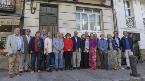 Representantes municipales, con la alcaldesa en cabeza, y del Ateneo y�la Asociaci�n�de�Periodistas, entre otros colectivos, participaron en el acto.
