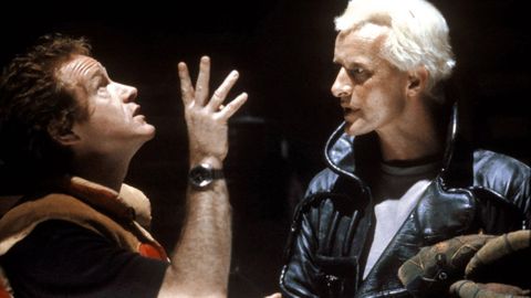 O realizador brit�nico Ridley Scott d� indicaci�ns a Rutger Hauer durante a rodaxe do filme �Blade Runner� (1982). O actor holand�s interpretaba na pel�cula o replicante Roy Batty.