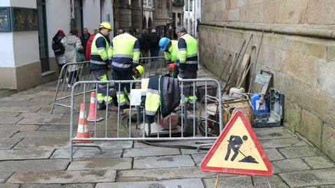 Imagen de los trabajos de reparaci�n de una reciente aver�a de la red de suministro de agua en el casco hist�rico