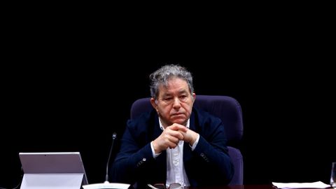 El alcalde de Pontevedra, Miguel Anxo Fern�ndez Lores, con gesto serio durante el pleno del pasado lunes en el que se someti� a una cuesti�n de confianza