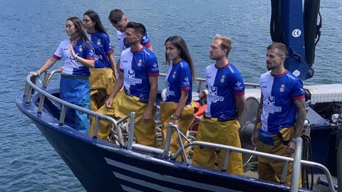 Integrantes de los primeros equipos femenino y masculino del Avil�s en el Ardor�n