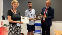 El investigador Juan Mangas, en el acto de entrega del Premio de J�venes Investigadores de la Sociedad Espa�ola de Biotecnolog�a (SEBiot), entre Mar�a Jos� Hern�iz, presidenta de la SEBiot, y Efr�n Bautista, representante de Solmeglas.