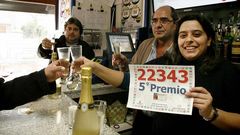Cristina Casasempere brinda con clientes del bar Central por los dos d�cimos del quinto premio vendidos en este establecimiento de San Clodio