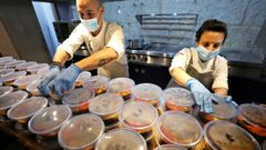 Rafa Centeno e In�s Abril, cocineros solidarios en Maruja Lim�n