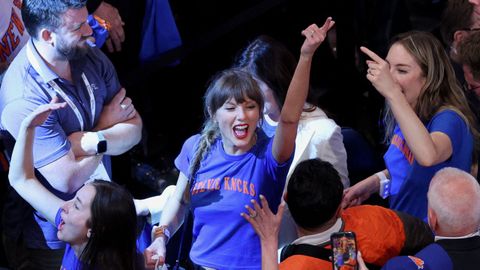 Taylor Swift celebrando la victoria de los Knicks